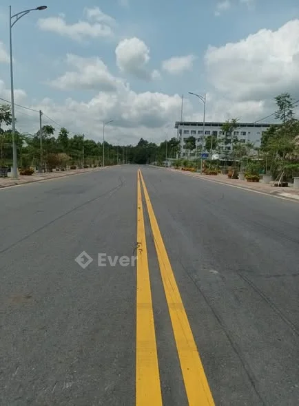 E cần bán đất nền MẶT TIÈN ĐƯỜNG TRẦN VĂN LONG ( D10 ).đất đối diện xéo chị cục thuế đoạn