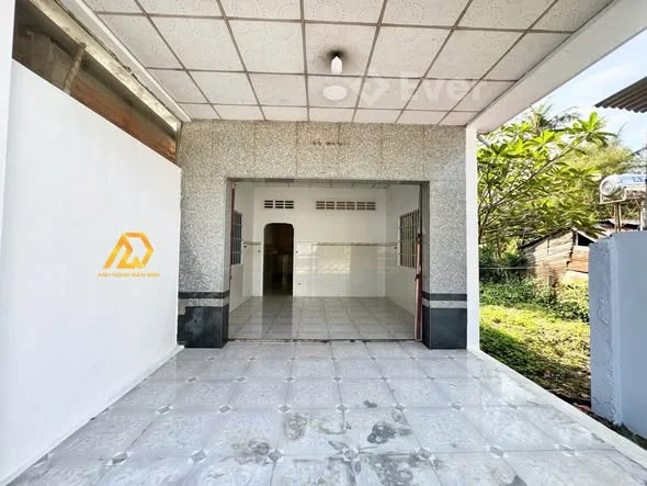 Nhà thị trấn Long Hồ sân rộng đậu được 3 chiếc ô tô Giá chỉ 975tr (chốt) Đường trước nhà xe 16 chỗ