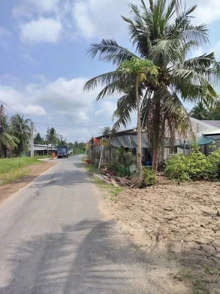 Bán đất mặt tiền nhựa nhánh phải cầu Sóc Thát.
Hiện tại nền đất đã được san lấp cao ráo, sổ hồng sẵn - 750 triệu - 133m²