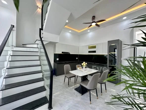 NHÀ MỚI – SÂN Ô TÔ – GẦN QUẢNG TRƯỜNG MỸ THO Hẻm ô tô thông Nguyễn Trung Trực