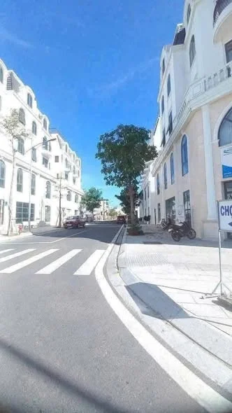 TtBán Nhà Lầu Phố Chợ Phú Khương Bến Tre Đang Kinh Doanh5,3 TỷDtich: 90m, ngang 5m5 thổ 100%