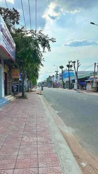 - Chính chủ gửi bán lô đất thổ cư 2 mặt tiền đường Nguyễn Thông và hẻm 204, phường 3, tp Tân An