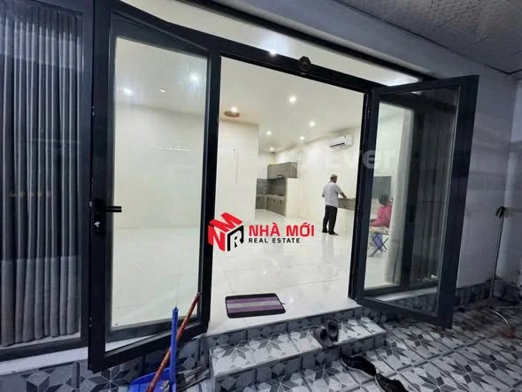 NHÀ MỚI BÁNTRUNG TÂM - LIỀN KỀ ĐƯỜNG TRẦN HƯNG ĐẠO Diện tích: 7m2 x 13 Kết cấu: Nhà cấp 4