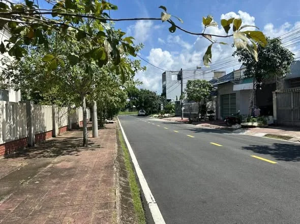 Bán nền đường Huỳnh Phi Hùng phường An Xuyên (phường 1 cũ)Diện tích:4,5*20=90m2, thổ cư 100%