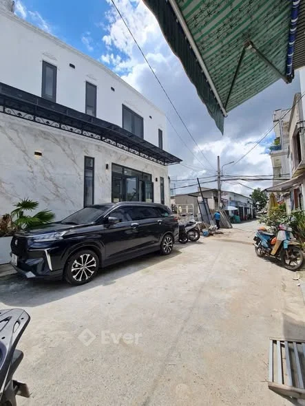 - Bán nhà lầu 3 phòng ngủ , lộ ô tô đậu trước nhà . Sổ hồng hoàn công