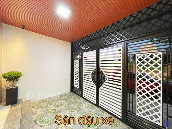 Bán nhà mặt tiền đường Ngọc Hân Công Chúa, Rạch Giá, An Giang. Diện tích: 4,5m x 24m, thổ cư 100%
