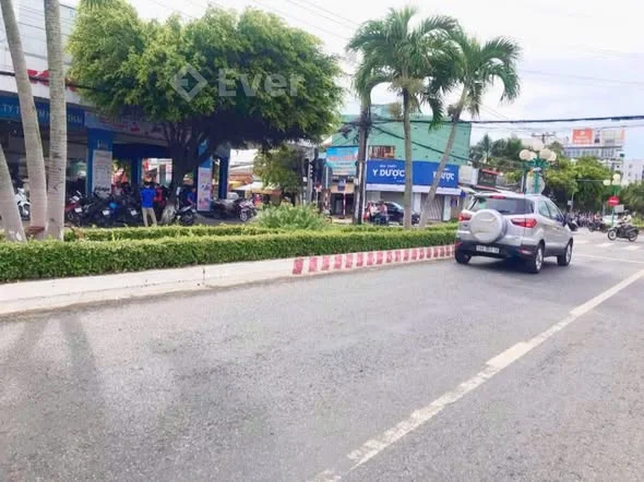 CẦN BÁN NHÀ VÀ QUÁN CPE . mặt tiền đường NGUYỄN TRUNG TRỰC kế nguyễn văn cừ đèn đỏ