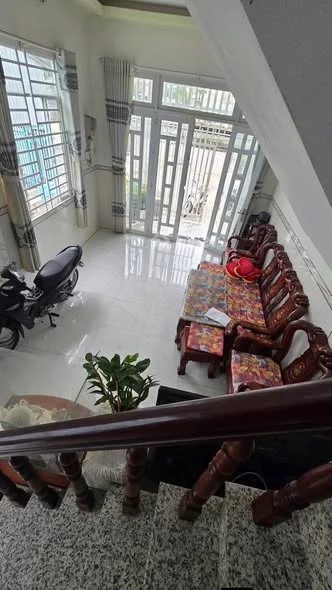 Cần bán gấp căn nhà ngay mặt tiền Đường Nguyễn Trường Tộ . Nhà mặt lộ 2 tầng gồm 1 trệt , 1 lầu - 2,3 tỷ - 78m²