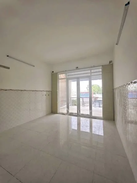 Bán nhà mặt tiền Ngô Gia Tự - Rạch Giá - An GiangNhà 1 trệt 1 lầu : sân đậu xe 1 phòng khách