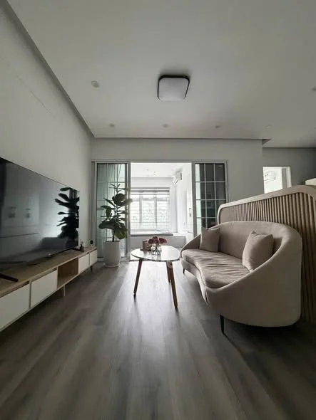 Thông tin căn hộ.Diện tích: 70 m² sử dụng + 7 m² sân vườn riêng biệt.Thiết kế: 3 phòng ngủ 2 WC