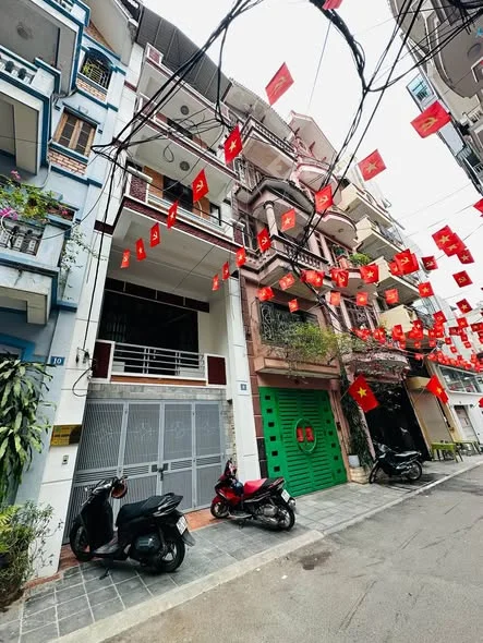 Siêu Phẩm Phố Hoàng Ngân - Nguyễn Ngọc Vũ Vỉ Hè Rộng Oto Tránh DT:60m MT:4,5m