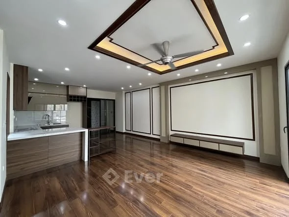 B.á.n nhà Ngọc Hồi - Giải Phóng, trung tâm quận Hoàng Mai, Căn góc, View hồ Linh Đàm, 5 tầng