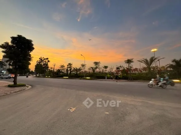 Bán đất thổ cư khu Tái Định Cư Ngọc Thụy, 42 mét vuông, mặt tiền 4.2 mét, ô tô vào thoải mái