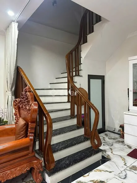 Bán gấp nhà Yên Nghĩa, diện tích 34m², xây 5 tầng hiện đại, nội thất sang trọng, chỉ việc xách vali