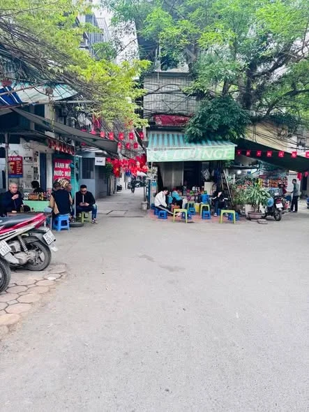 BÁN NHÀ TẬP THỂ NGÕ 10 NGUYÊN HỒNG – GIÁ CHỈ 2 TỶDiện tích: 60m²Vị trí: Ngõ 10 Nguyên Hồng