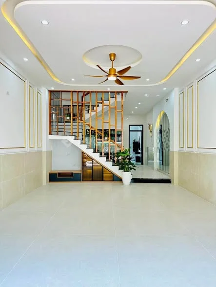 NHÀ MẶT TIỀN KHU GARA QUYỀN QUY NHƠN Thiết kế 3 tầng , 80m2 , ngang 5m , 4pn , 4wc , sân thượng