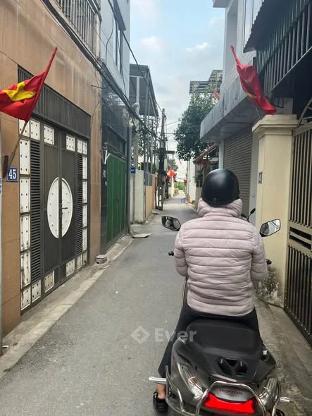 bán nhà tại cổ bi- gia lâm.- siêu phẩm nhà 4 tầng,oto đỗ cửa , lô góc 2 mặt thoáng