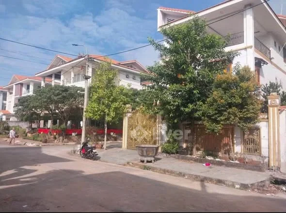 Mình cần bán căn nhà biệt thự hùng vương xã hoà long tp bà rịaDT: 10x201 trệt 3 lầu 1 tum