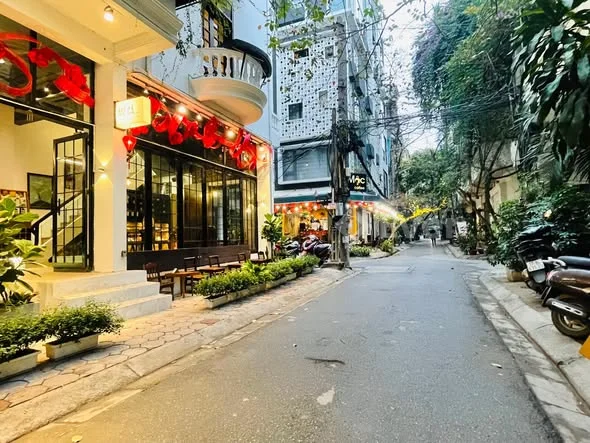 PHÂN LÔ CÁN BỘ Ô TÔ TRÁNH VỈA HÈ NGÕ THÔNG -HOÀNG NGỌC PHÁCH KINH DOANH + VĂN PHÒNG