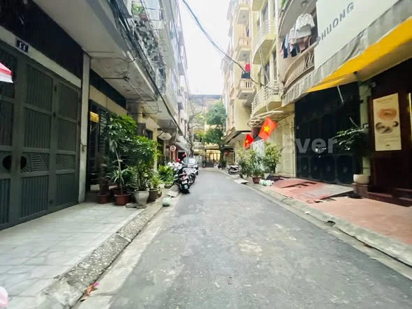 PHÂN LÔ CÁN BỘ Ô TÔ TRÁNH VỈA HÈ NGÕ THÔNG -HOÀNG NGỌC PHÁCH KINH DOANH + VĂN PHÒNG