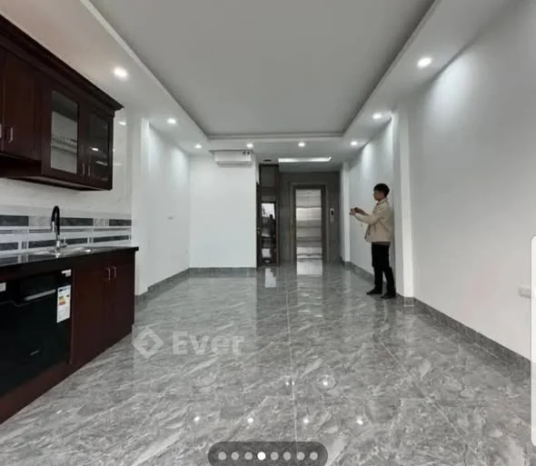 Em cần bán Căn Nhà 7 tầng thang máy . Phố Quan Nhân .Dt : 40m . Nhà mới đẹp