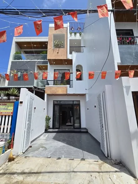 Chính chủ gửi b.án nhà 3 tầng Nguyễn Chánh sát biển Nguyễn tất thành ,Trần Đình Tri Tp Đà Nẵng