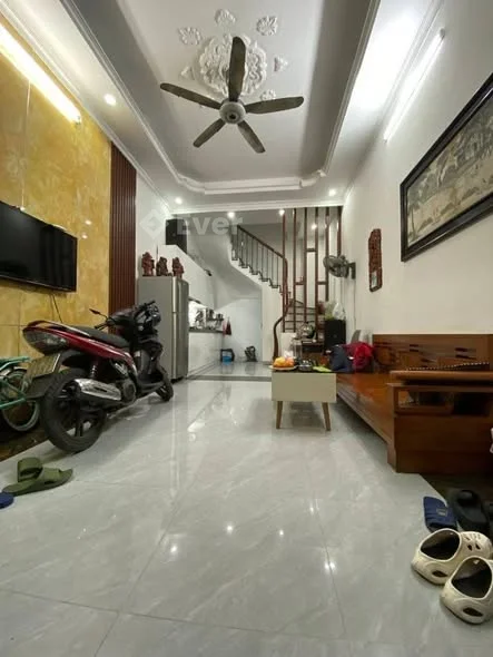 Cần bán nhà kim ngưu nhà 35 m 4 tầng kiên cốNgõ ba gác tránh xe máy.cách ôtô 30m chợ cạnh nhà