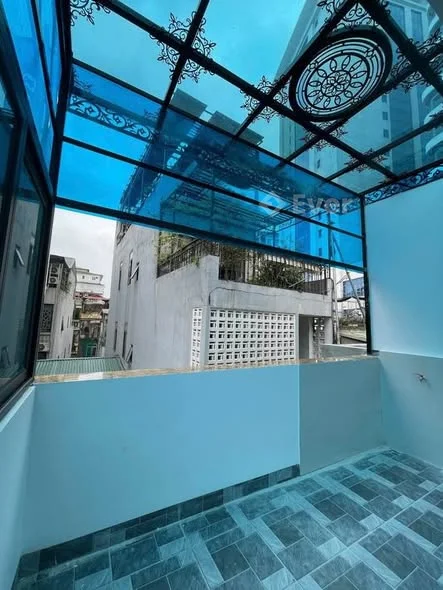 - Văn Cao - Ba Đình. 6 tầng thang máy. Khu dân trí cao. An ninh tốt. Rất hiếm nhà bán