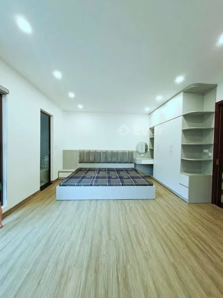 Hạ sâu còn hơn 8 tỷ – Nguyễn Văn Linh -Long biên-nhà đẹp 36m² x 5 tầng -ô tô – kinh doanh tốt 36m²