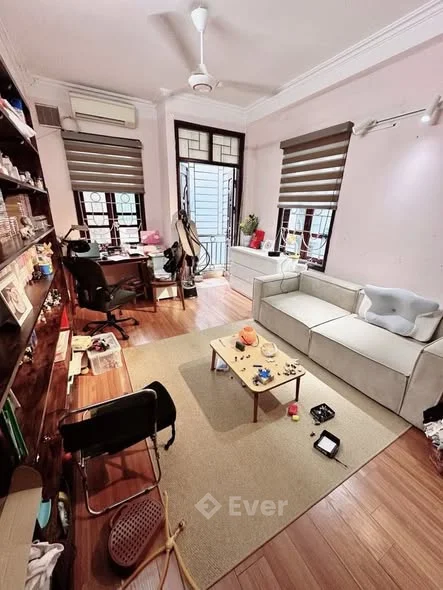 Bán nhà 4 tầng gần Hoàng Cầu, cho thuê ổn định