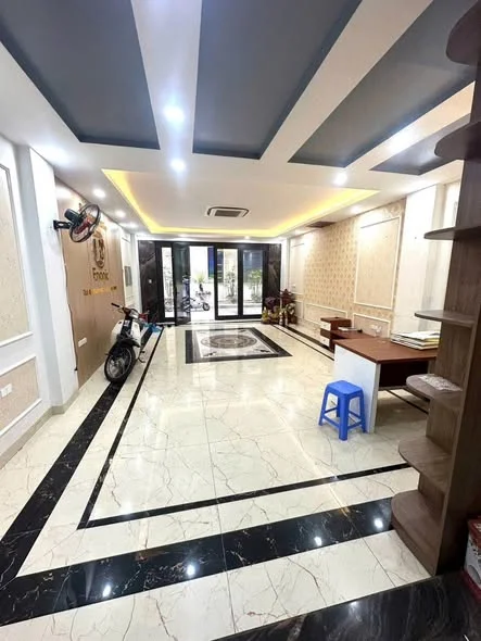 Bán nhà phân lô trung tâm quận Cầu Giấy. Kinh doanh sầm uất. Quy hoạch ổn định