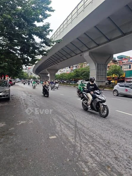 7.5 TỶ - LÔ GÓC - 30M2 - PHỐ MINH KHAI - TRẦN KHÁT CHÂN - CÁCH 1 NHÀ RA PHỐ