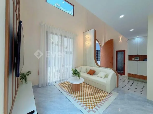 NHÀ ĐANG XÂY KIỆT HOÀNG THÚC TRÂM – NGANG KHỦNG ~8M – FULL NỘI THẤT