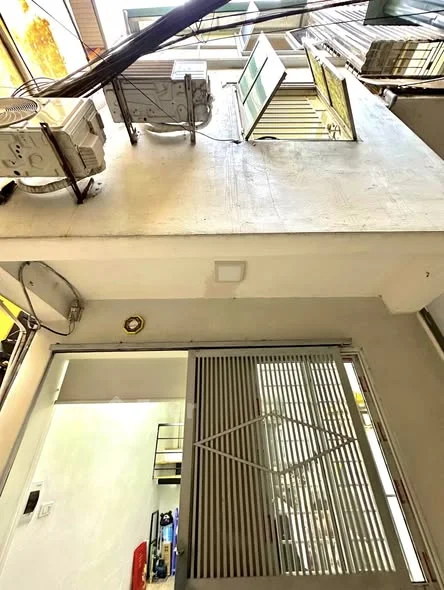 A Hải chủ nhà muốn dồn tiền cho con đi du học nên cần bán lại căn nhà 3 tầng đang cho thuê