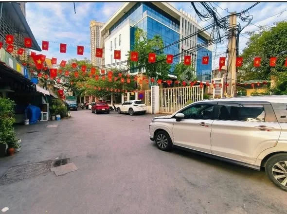 NHÀ PHỐ CHÙA QUỲNH OTO TRÁNH NHAU . DIẸN TÍCH 63m VUÔNG 7 TẦNG CHO THUÊ DÒNG TIÊN 80 TRIỆU /THÁNG