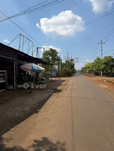 Bán lốc 3 lô liền kề trục chính Buôn Jung A . Diện tích : 5x25 Thổ cư : 60m2