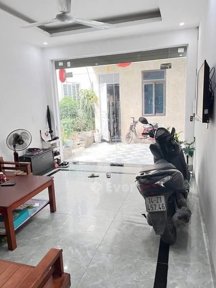 Nhà 3 Tầng thôn Nhì, Vân Nội, thông thoáng đủ các mặt trừ mặt bên trái là nhà hàng xóm