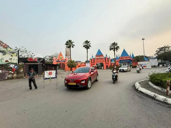 Đứng Ban Công Ngắm Hồ Tây. PHỐ NHẬT CHIÊU - TÂY HỒ - NHÀ DÂN XÂY LÔ GÓC 4 THOÁNG - GARA Ô TÔ