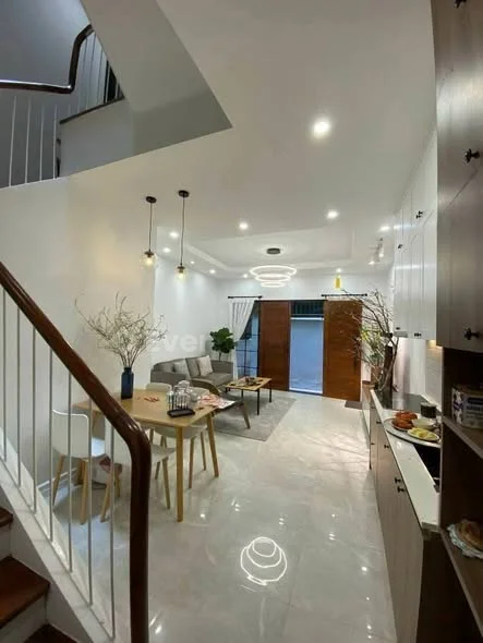 HƠN 8 TỶ NHÀ NGAY ĐẦU PHỐ BỒ ĐỀ - DÂN XÂY CHẮC CHẮN - GẦN HỒ - GẦN CẦU CD - TẶNG FULL NỘI THẤT