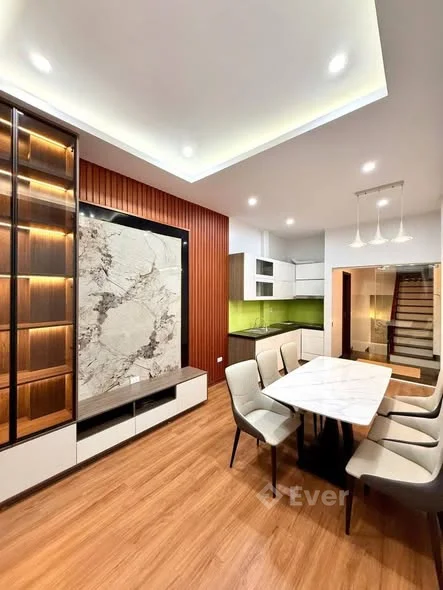 Chính chủ b.á.n mặt phố Hoa Bằng – Cầu Giấy. Diện tích 42m2, 5 tầng, mặt tiền 3.5m, chào 15tỷ35