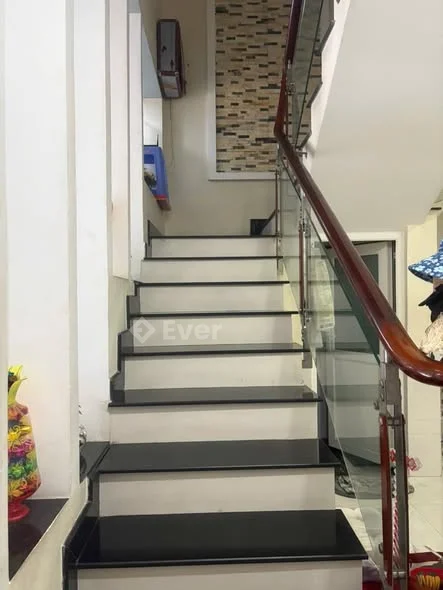 Chủ NGỘP BANK cần bán GẤPNhà lầu MTKD 32m VINCOM DĨ ANDT 5x20 full thổ cư