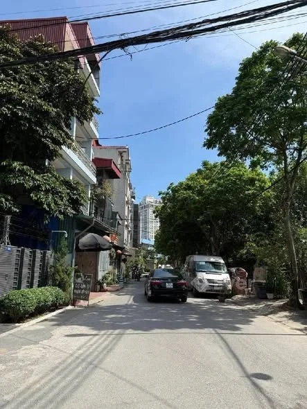 ￼PHỐ LỤA - HÀ ĐÔNGNhà mới kính koong Vài bước ra ô tô Thiết kế 5 tầng hiện đại