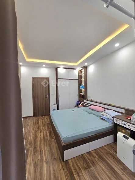 Nhà phố Hồng Mai - Hai Bà Trưng.Diện tích: 35m2Xây 5 tầng, oto đỗ cửaMặt tiền: 4,2mHậu: 4,2m