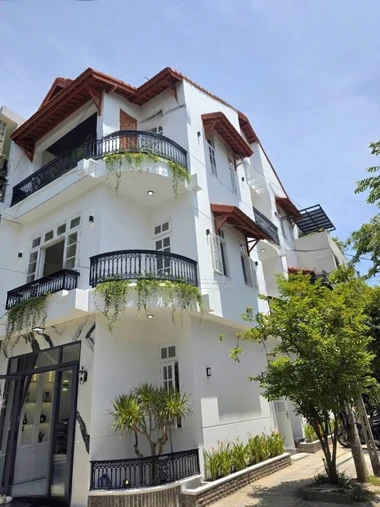 🏡 BÁN NHÀ LÔ GÓC 2 MẶT TIỀN – HÒA CƯỜNG, HẢI CHÂU – FULL NỘI THẤT CAO CẤP