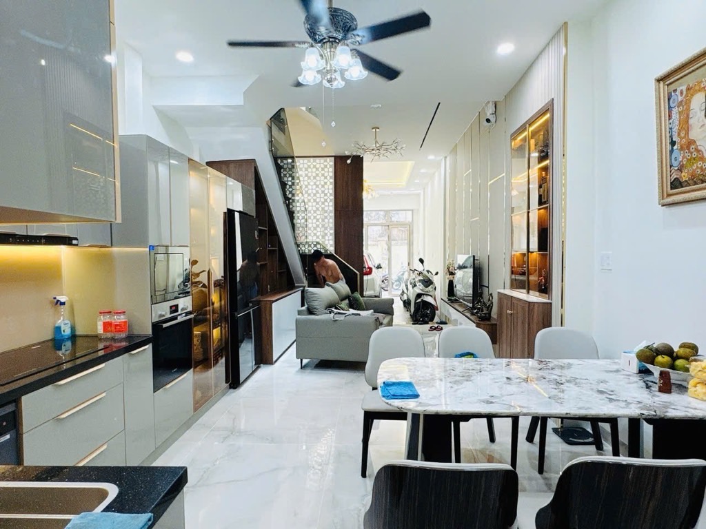 BÁN NHÀ MẶT TIỀN HUYỀN QUANG – QUẬN 1, NGANG 4M, DÀI 15M