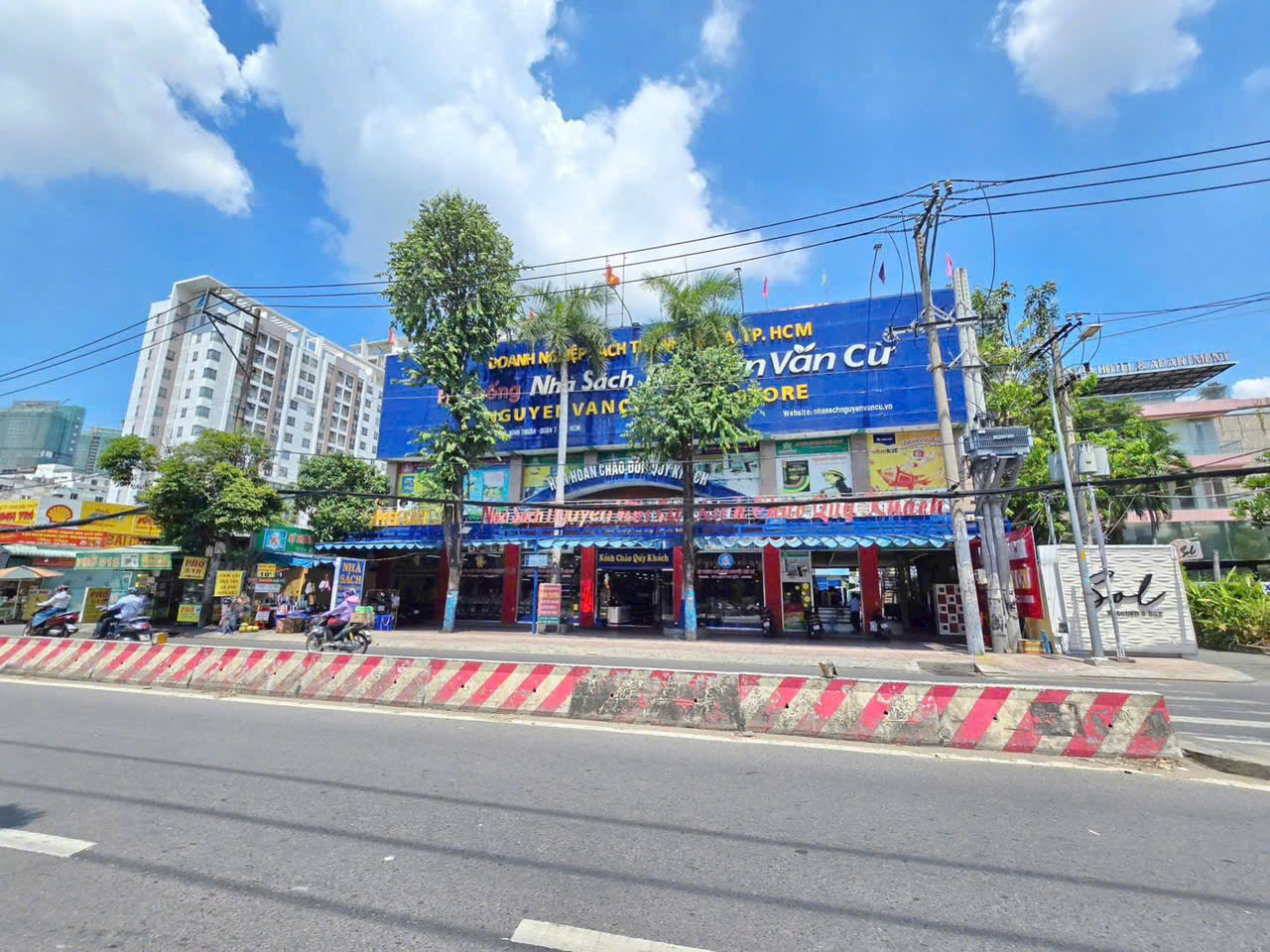 Cho thuê siêu mặt bằng 28x50 huỳnh tấn phát quận 7