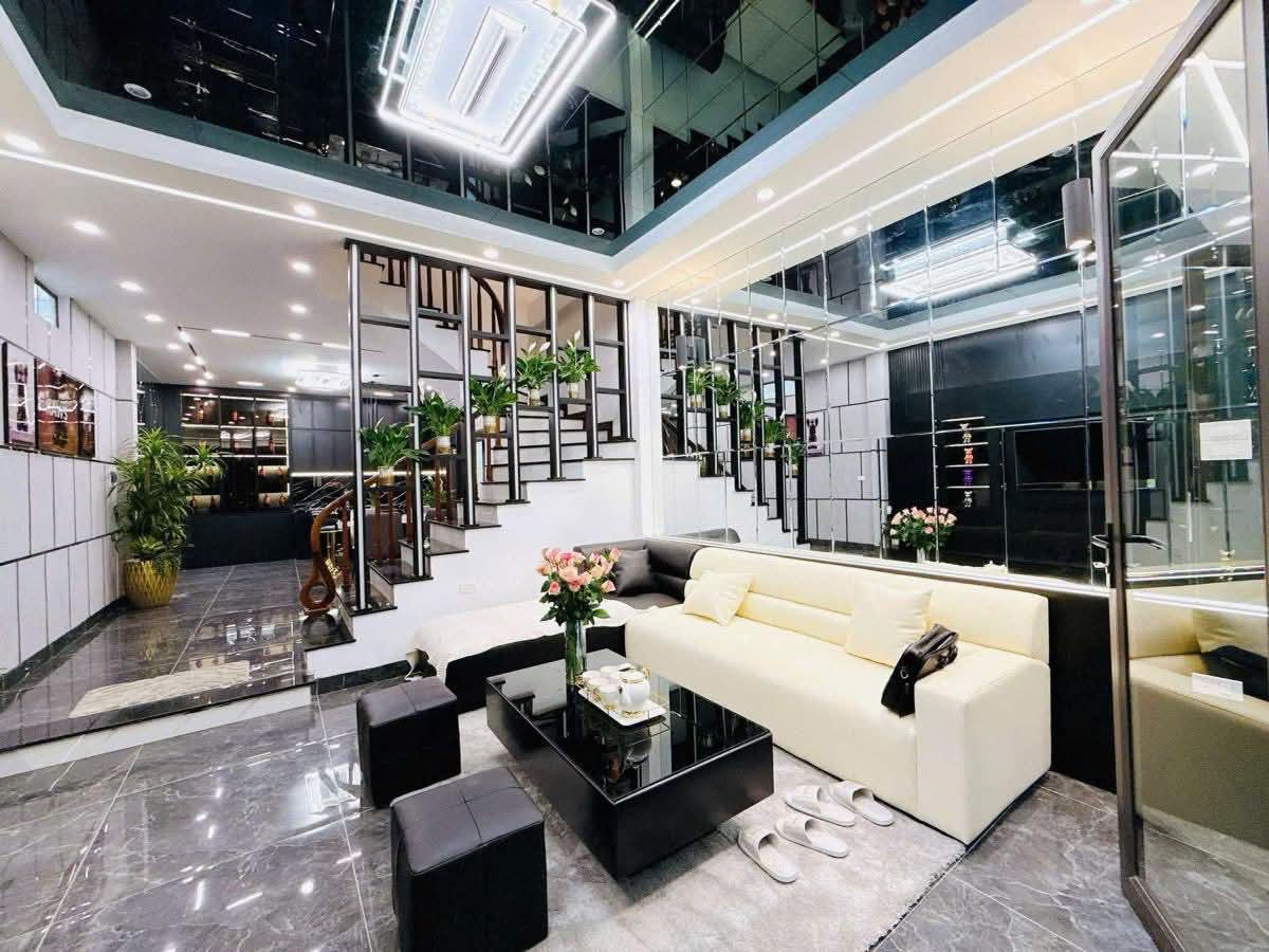 ĐẠI LA, HAI BÀ TRƯNG: 54M - 4T - MT: 4,3m giá 12,8 tỷ - CÁCH 30M RA PHỐ - NGÕ TO, RỘNG- NHÀ ĐẸP FULL NỘI THẤT