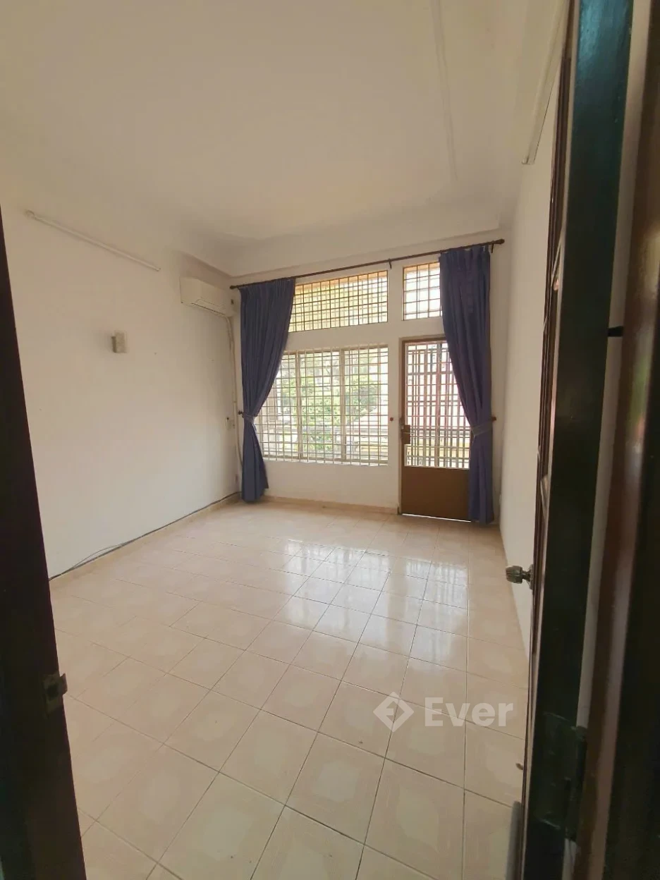 Top nhà vị trí đẹp 3.6 x 15m 1 trệt 3 lầu Trần Hưng Đạo Q1 TP.HCM