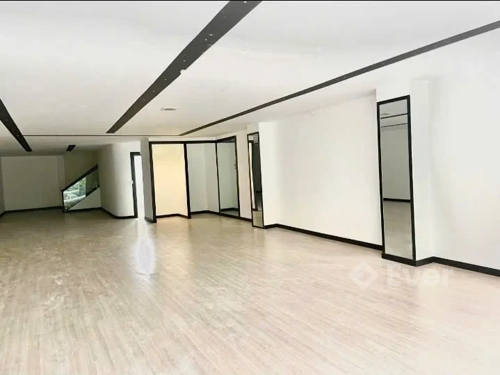 Top nhà vị trí đẹp 7.2 x 24m 1 trệt 3 lầu Hai Bà Trưng Q3 TP.HCM