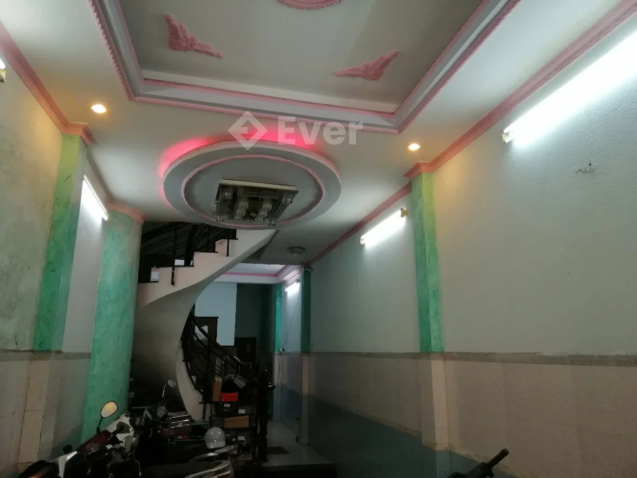 Nhà phố rẻ 3.2 x 15m 1 trệt 3 lầu trung tâm Quận 1 Thành Phố Sài Gòn.